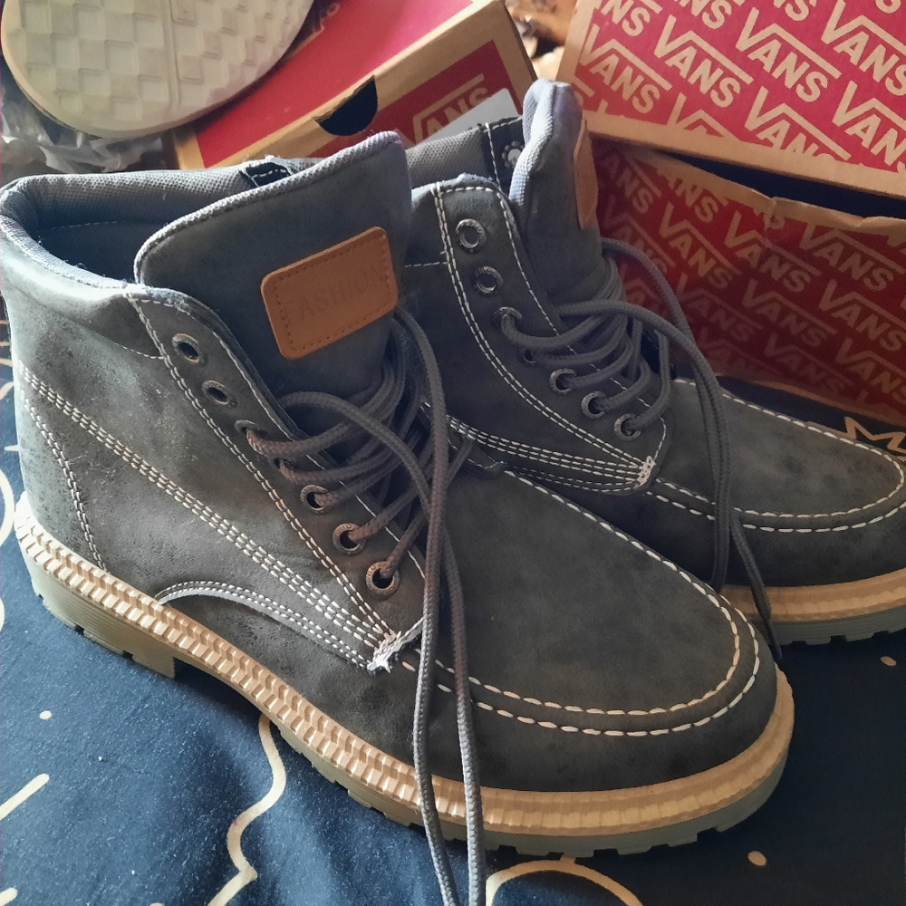 Soft leather gray boots. Men size 8.5 - 9. Casual street hiking biker unisex New